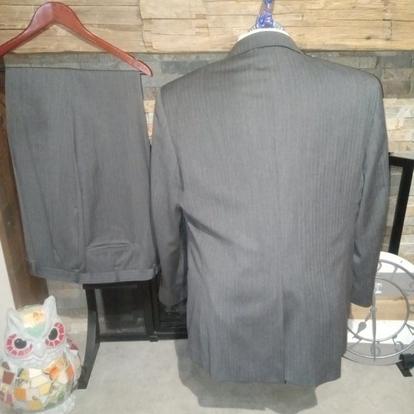 Jos. A. Banks Grey Herringbone 100% Wool Suit 44R Jacket & 35x30 pants - Picture 3 of 7
